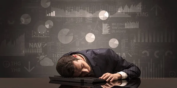 Бизнесмен спит с графиками, графиками и отчетами концепции — стоковое фото