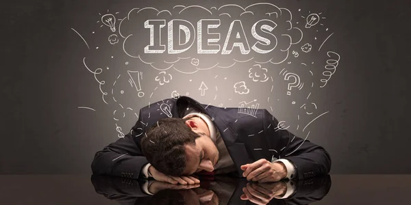 Affärsman somnade på sin arbetsplats med idéer, sömn och trött koncept — Stockfoto
