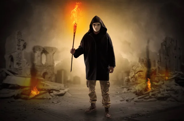 Ο άνθρωπος που έρχεται με την καύση flambeau σε μια έννοια σκηνή καταστροφή — Φωτογραφία Αρχείου