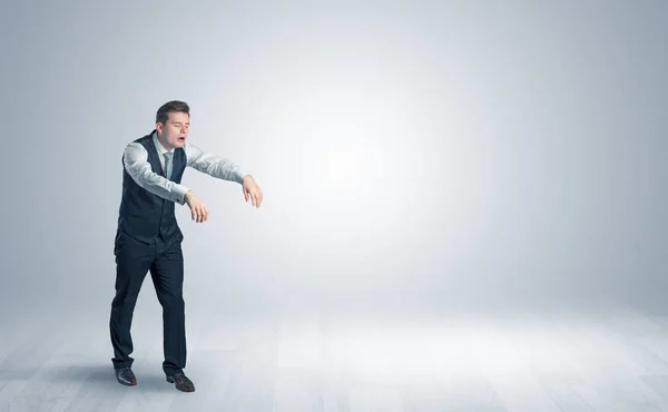 Zombi zakenman wandelen in de ruimte van een kopie — Stockfoto