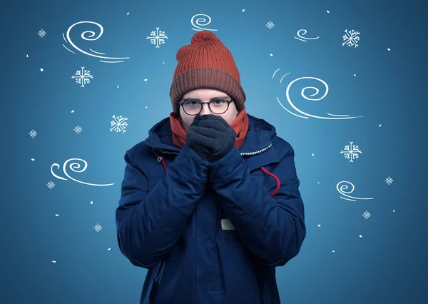 Bevroren jongen met doodled sneeuwvlok en winderige concept — Stockfoto