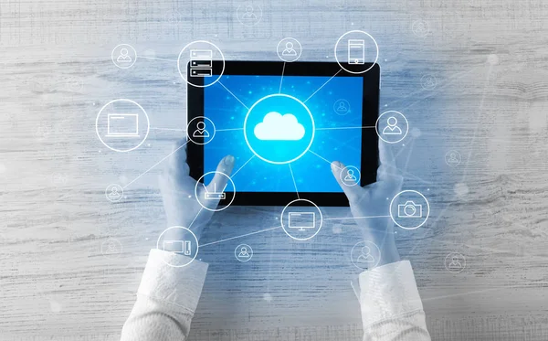 Hand använda surfplatta med centraliserad cloud computing system koncept — Stockfoto