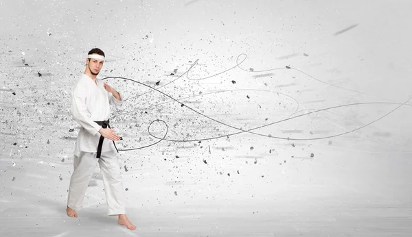 Karate hombre haciendo trucos de karate con el concepto caótico — Foto de Stock