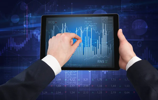 Mão usando tablet e verificação de conceito de relatório financeiro — Fotografia de Stock
