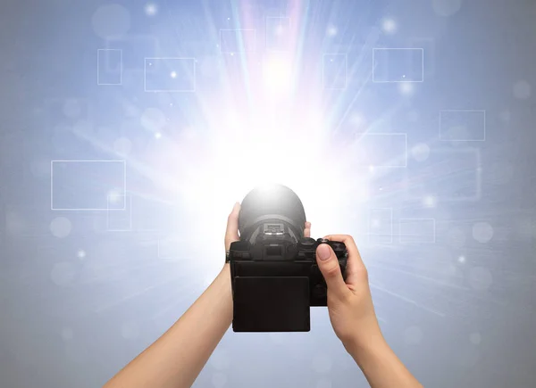 Hand nemen foto met gloeiende flash concept — Stockfoto