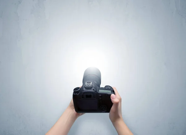 Hand photo shooting an empty grey wall — Stock Photo, Image