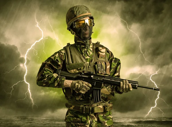 Fegyveres katona állt egy homályos Időjárás — Stock Fotó