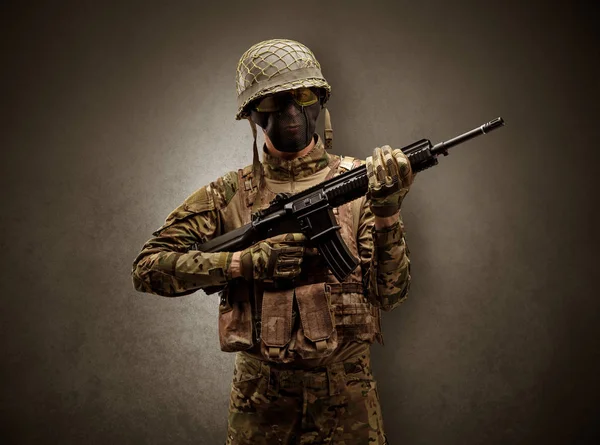 Agente soldado en un espacio oscuro con brazos —  Fotos de Stock