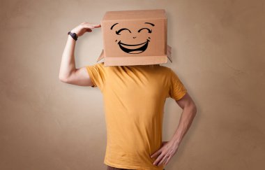 Genç adamla kafasında karton kutu