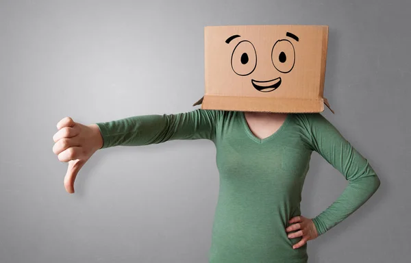 Mulher com cabeça de caixa de cartão sorridente — Fotografia de Stock