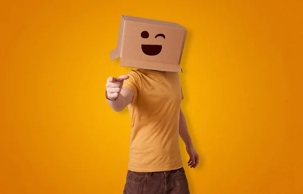 Homem engraçado sorrindo com cabeça de caixa de papelão — Fotografia de Stock