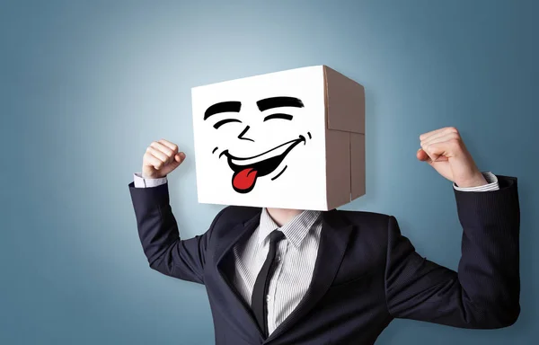 Молодий хлопчик з щасливою картонною коробкою обличчя — стокове фото