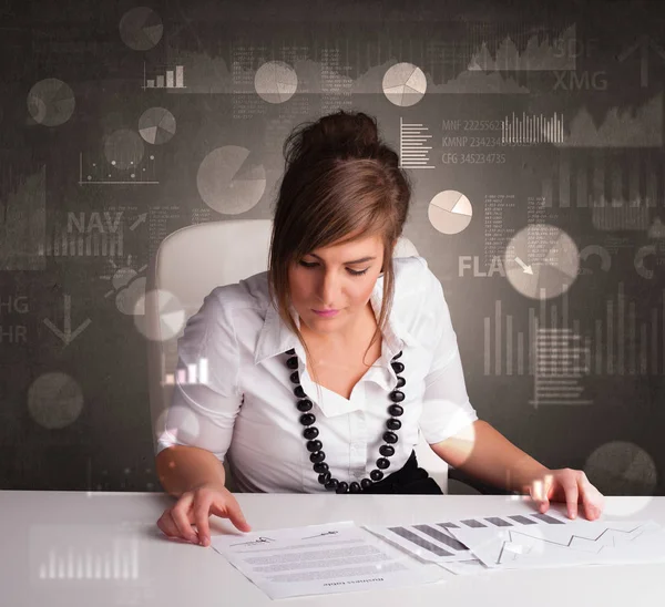 Manager bij het maken van rapporten en statistieken met schoolbord achtergrond Bureau — Stockfoto