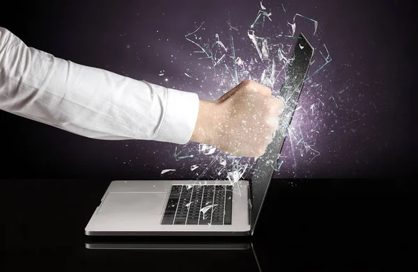 Hand raken laptop scherm scherm — Stockfoto