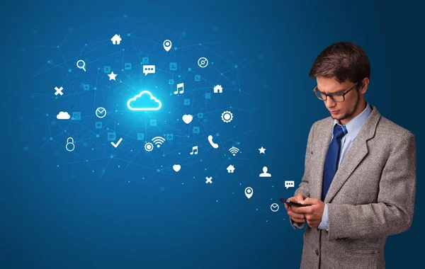 Person nutzt Telefon mit Cloud-Technologie-Konzept — Stockfoto