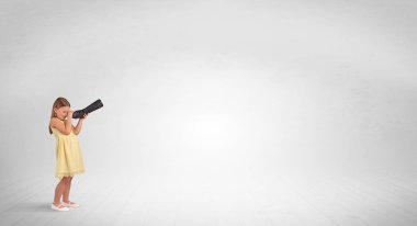 Spyglass boş bir alana bakarak çocuğun