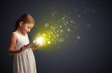 Köpüklü tablet üzerinde oynarken küçük şirin kız