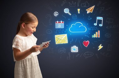 Kız holding tablet uygulamaları kavramı ile