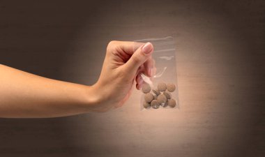 Plastik torba uyuşturucu veren