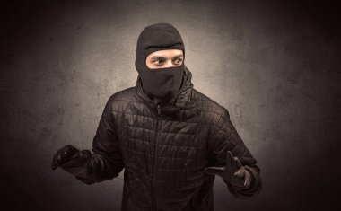 Hırsız aracı ile.