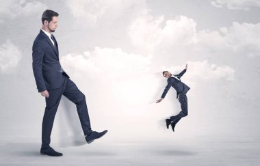Büyük patron küçük çalışan tekme