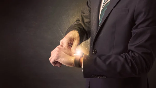 Empresário vestindo smartwatch . — Fotografia de Stock