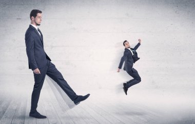 Büyük adam küçük düşürmek arka plan adamla tekme