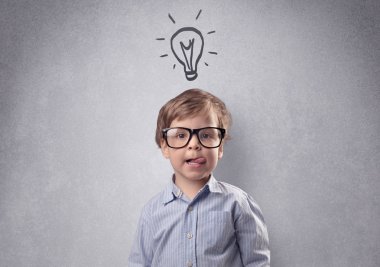 Zeki bir çocuk kadar çizilmiş bir gri duvar önünde