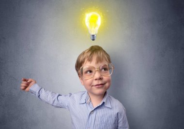 Başının üzerinde ampul ile küçük çocuk mull üzerinde