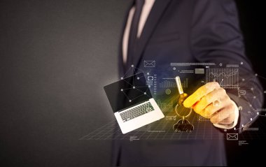 Grafikleriyle tuşu tutmakta işadamı