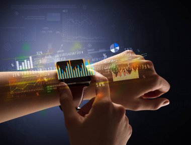 Smartwatch giyen kadın eli kapatın