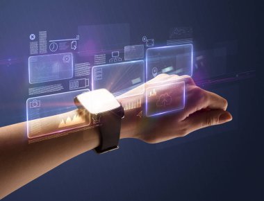 Kadın el smartwatch ve koyu arka plan