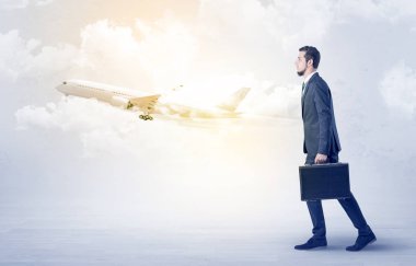 İş adamı bir yere uçak ile gidiyor