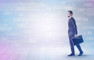 İşadamı ile posta kavramı yürüyüş