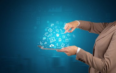 El tutma tablet tebeşir çizilmiş sembolleri yukarıda bulunan