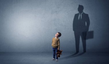 İşadamı gölge olan küçük çocuk