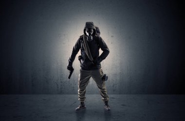 Ajan silah ile karanlık bir alanda