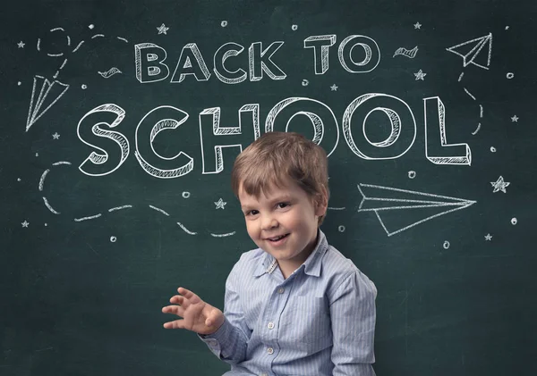 愛らしい少年黒板と学校コンセプトに戻る — ストック写真