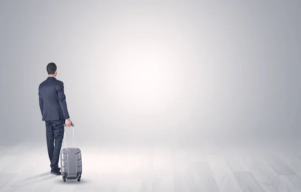 Negócio com bagagem em um espaço ilimitado — Fotografia de Stock
