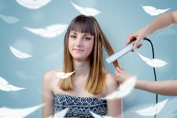 Mulher bonita no salão com conceito etéreo — Fotografia de Stock