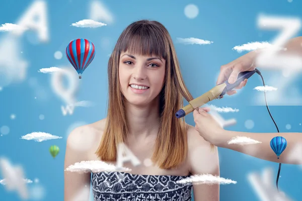 Jeune femme chez le coiffeur avec le thème de ballon d'air — Photo