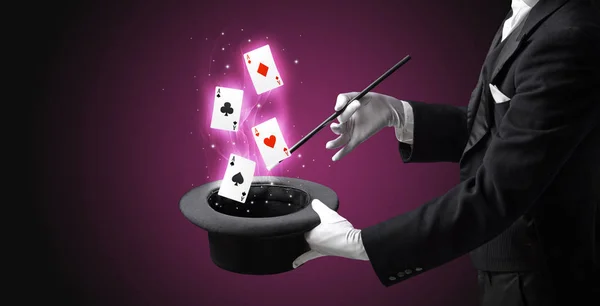 魔术师用魔杖和扑克牌制作魔术 — 图库照片