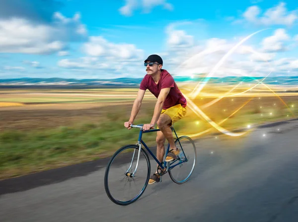 Kouzelné mladý cyklista na koni — Stock fotografie