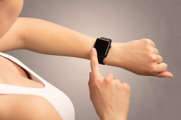 Mano con smartwatch — Foto de Stock