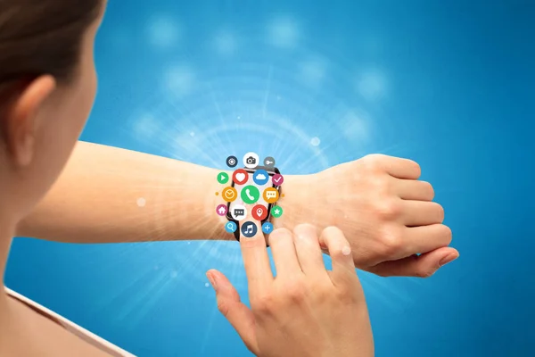 Smartwatch con iconos de aplicación . —  Fotos de Stock