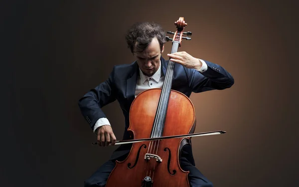 Cellista tocando en instrumento con empatía — Foto de Stock