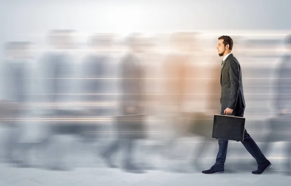 Businessman walking on a crowded street — Stock Photo, Image