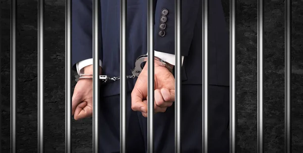 Chiudere ammanettato uomo in prigione — Foto Stock