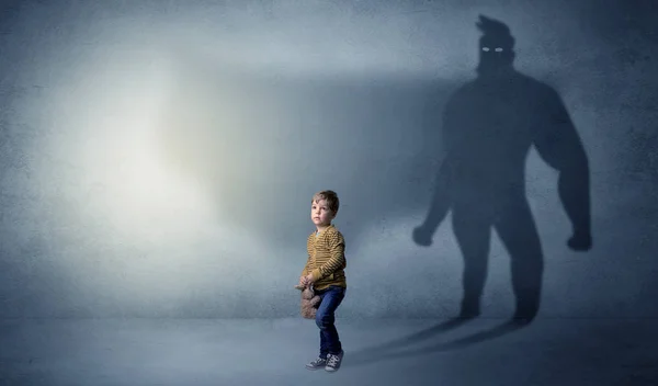 Χαριτωμένο παιδί με ήρωα σκιά πίσω από — Φωτογραφία Αρχείου