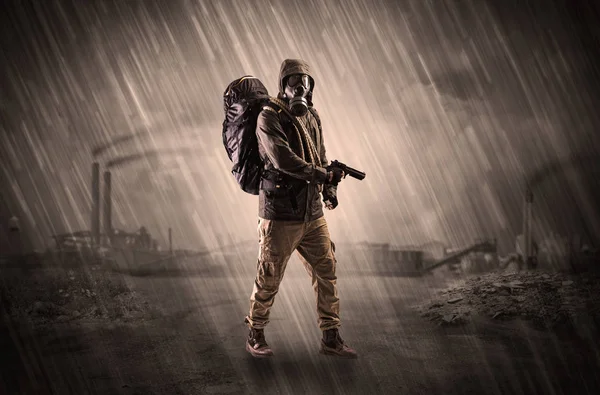 Газові маски чоловіків у зруйнованому середовищі — стокове фото